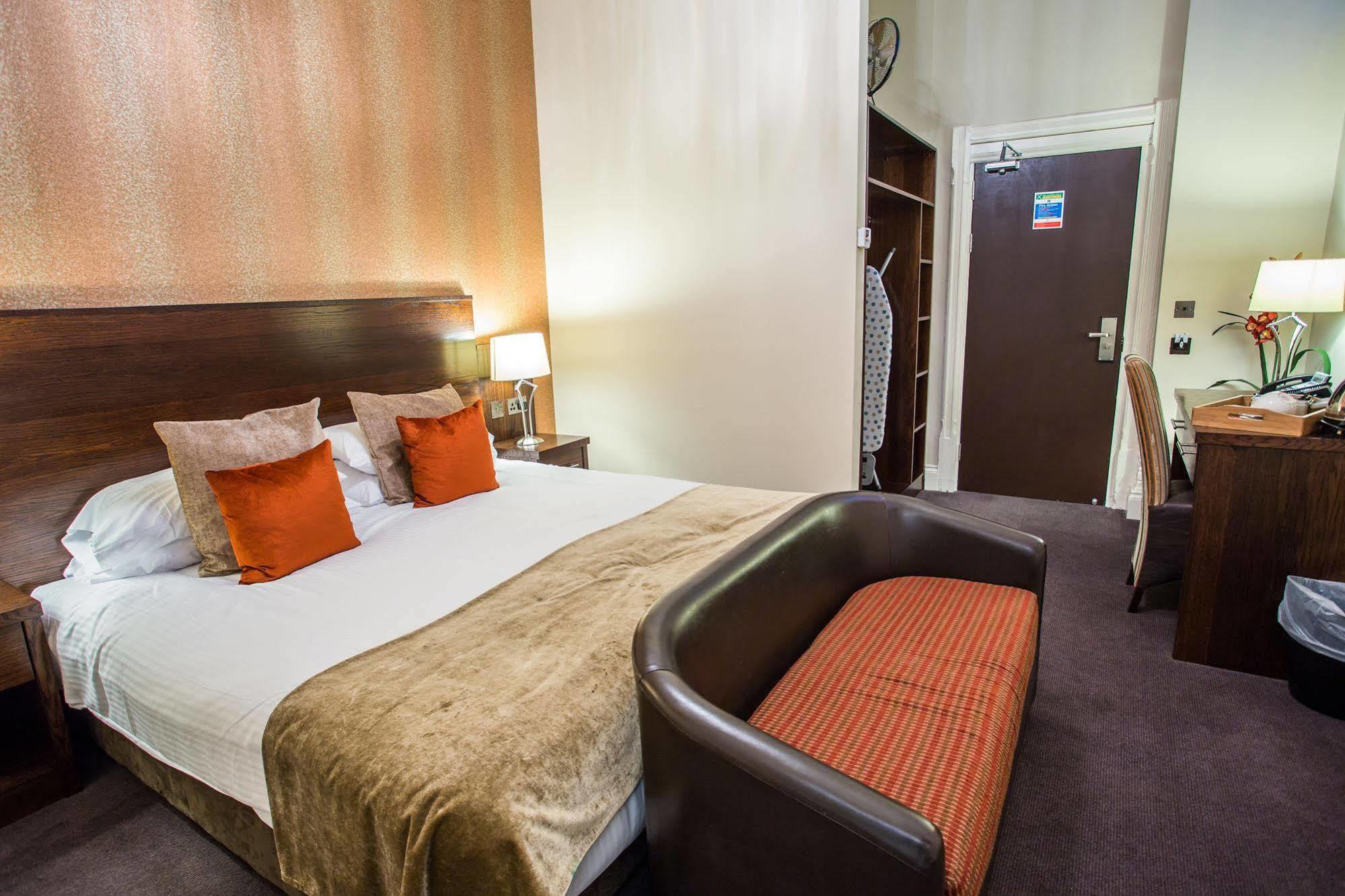 The Duke Of Edinburgh Hotel & Bar Barrow-in-Furness Buitenkant foto