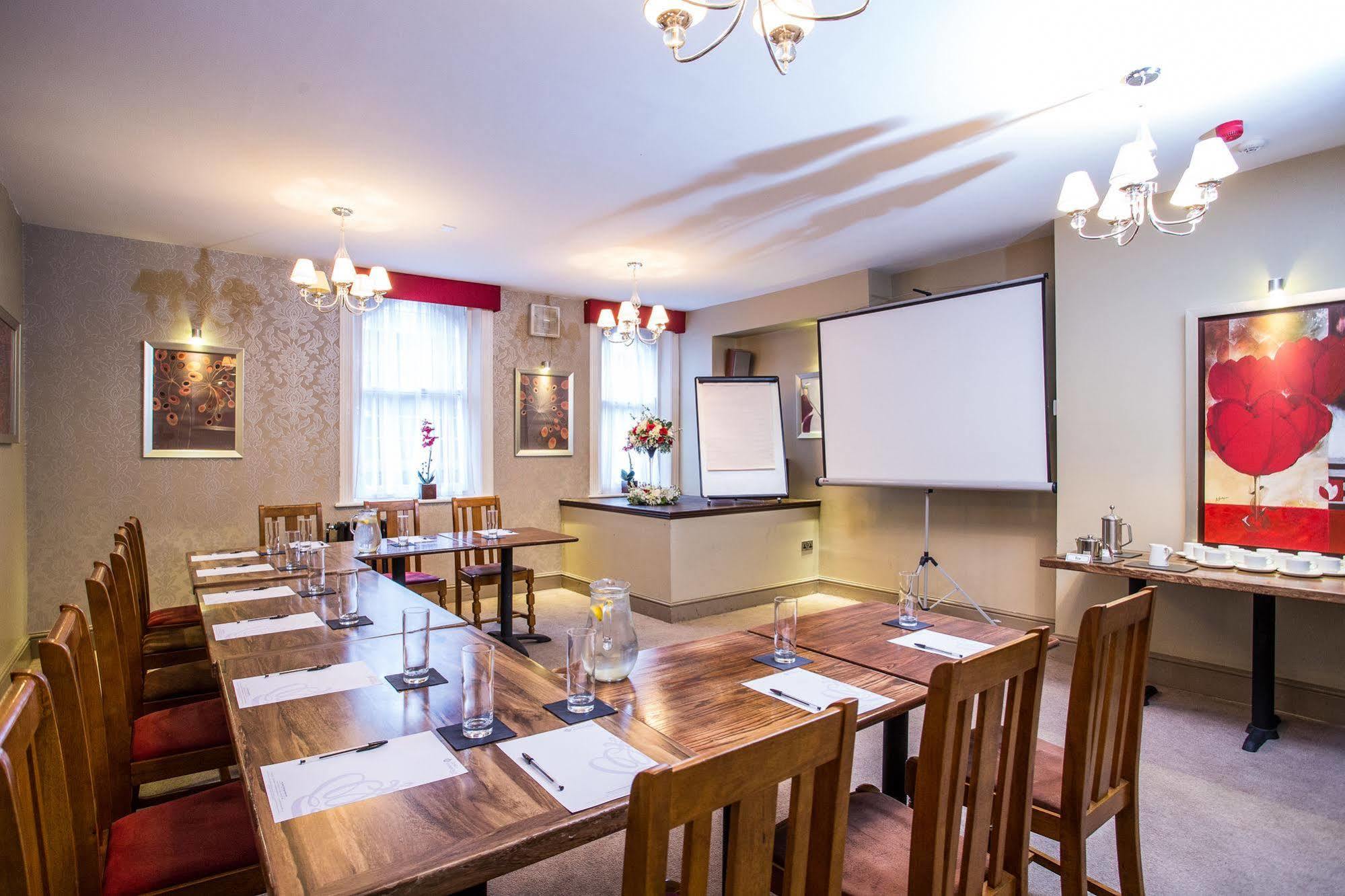 The Duke Of Edinburgh Hotel & Bar Barrow-in-Furness Buitenkant foto